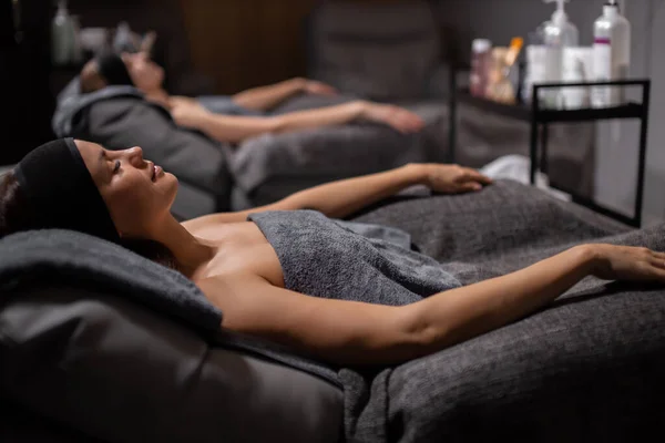 Біла дама відпочиває під час масажу обличчя в спа-салоні — стокове фото