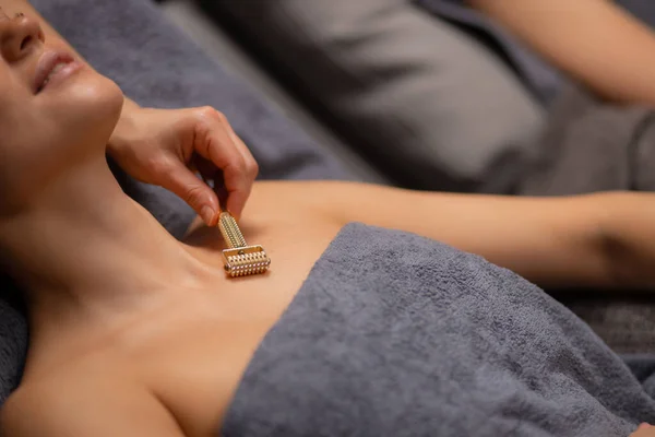 Жінка в спа-салоні під час масажу на грудях і шиї — стокове фото
