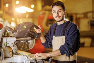 İş yerinde kendine güveni tam beyaz bir ahşap işçisi