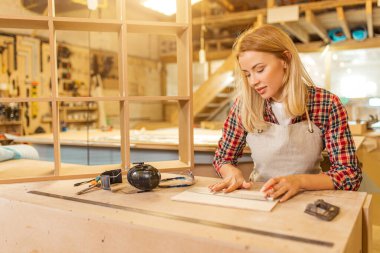 çekici marangoz bayan iş sırasında çizimlerle ilgilenir.