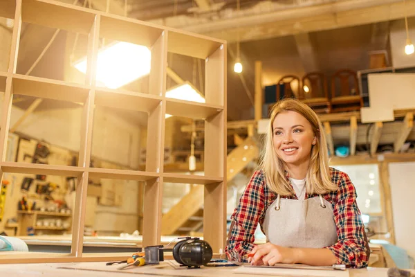 Carpintero sonriente mujer en el trabajo — Foto de Stock