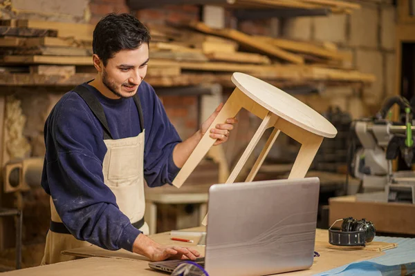Pilně pracující tesař vyrábějící dřevěnou židli na zakázku — Stock fotografie