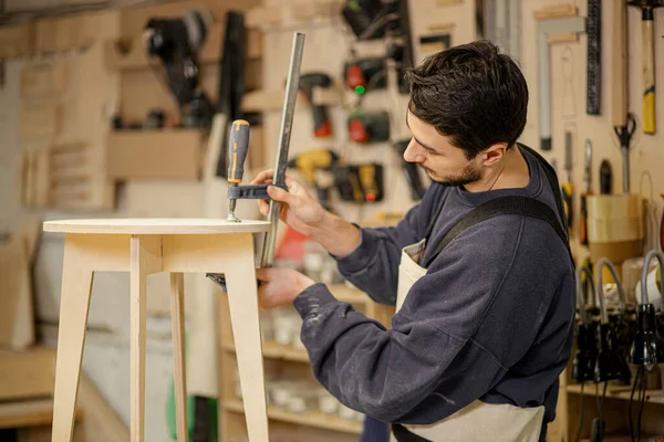 Hardwerkende timmerman maken van houten stoel op bestelling — Stockfoto