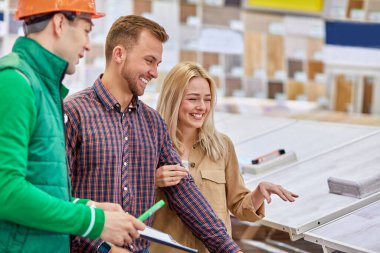 Hoş depo çalışanı müşterilere yardım etmekten memnun.
