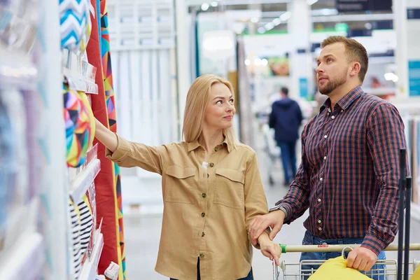 Casal compras, comprar travesseiros e roupa de cama — Fotografia de Stock