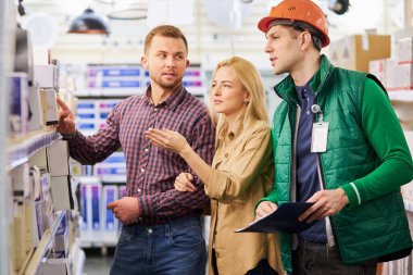 Depo çalışanı, müşterilere belge kullanmada yardım et