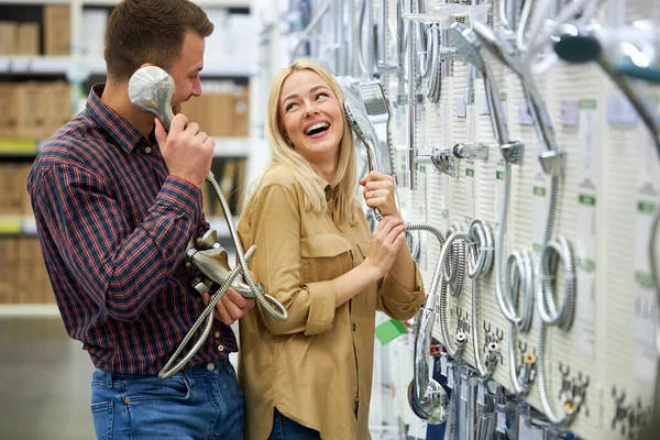 Vrolijk koppel lachen, veel plezier in de winkel — Stockfoto