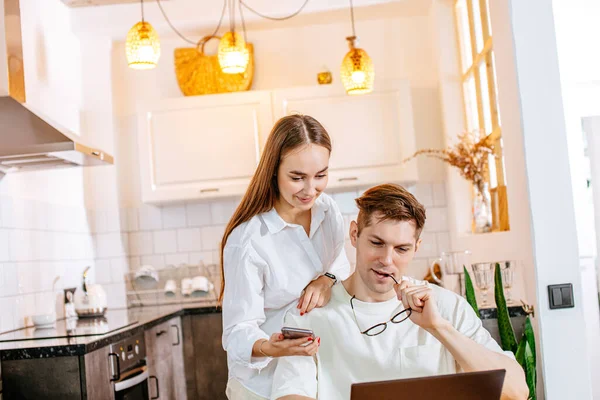 Schönes Paar zu Hause, Unterstützung und Pflege durch einen geliebten Menschen während der Arbeit zu Hause — Stockfoto