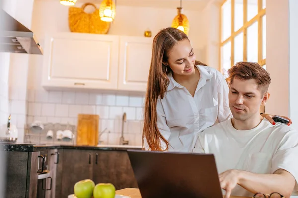 Bela esposa apoiar o marido quando ele ficar em casa e trabalhar, conceito freelance — Fotografia de Stock
