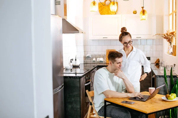 Aantrekkelijke zorgzame vrouw altijd naast haar werkende man thuis — Stockfoto