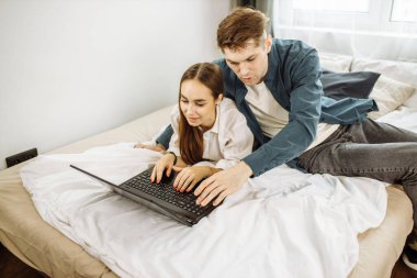 Kafkasyalı çift evde dinleniyor.