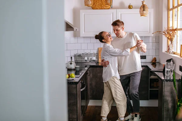 Lindo casal apaixonado, dança em casa — Fotografia de Stock