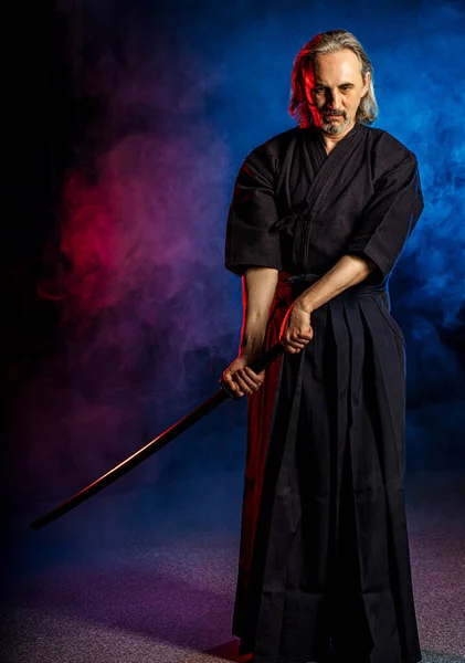 Με αυτοπεποίθηση kendo πολεμιστής με παραδοσιακή στολή — Φωτογραφία Αρχείου