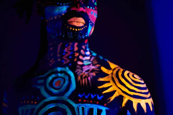 Modieus mannelijk model met fluorescerende UV body art — Stockfoto