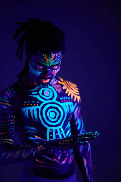 Knappe Afrikaanse man met fluorescerende afdrukken op het lichaam — Stockfoto