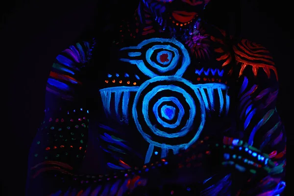 Cara africano bonito com impressões fluorescentes no peito e outras partes do corpo — Fotografia de Stock
