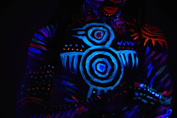 Chico africano guapo con impresiones fluorescentes en el pecho y otras partes del cuerpo —  Fotos de Stock