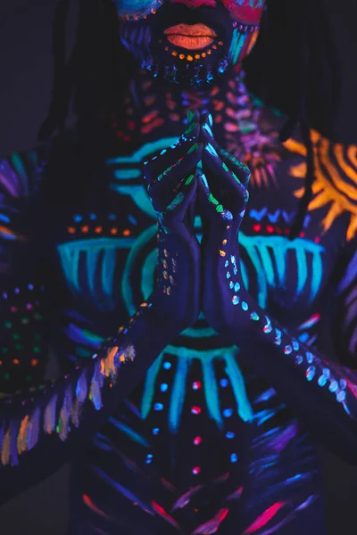 Macho africano con arte corporal fluorescente — Foto de Stock