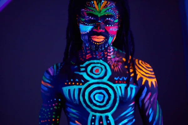 Modisches männliches Modell mit fluoreszierender UV-Körperkunst — Stockfoto
