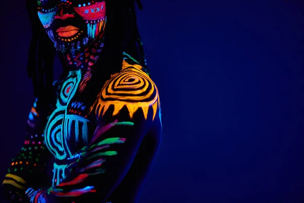 Musculoso joven en la luz negra brillante bodyart brillando en la oscuridad —  Fotos de Stock