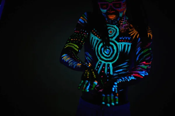Fantastische mysterieuze man met UV body art — Stockfoto