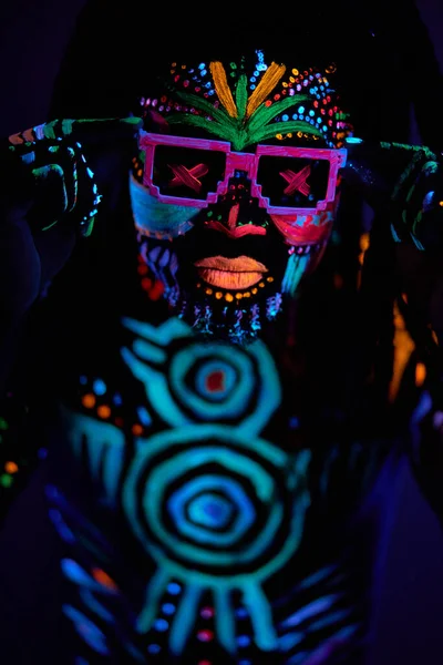 Cool africano uomo con fluorescente corpo arte danza isolato — Foto Stock