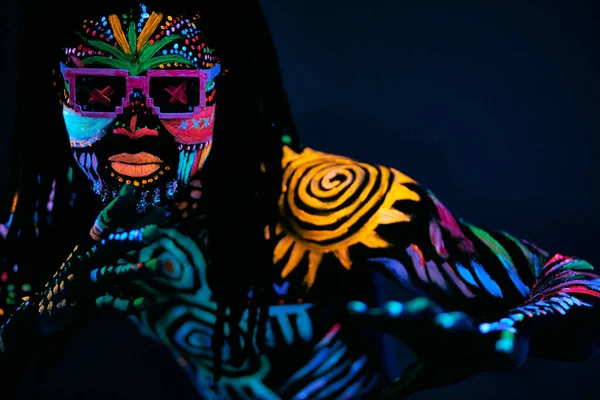 Cool africano uomo con fluorescente corpo arte danza isolato — Foto Stock
