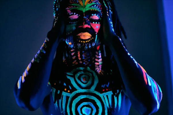Lugn afrikansk man med UV-kroppskonst — Stockfoto