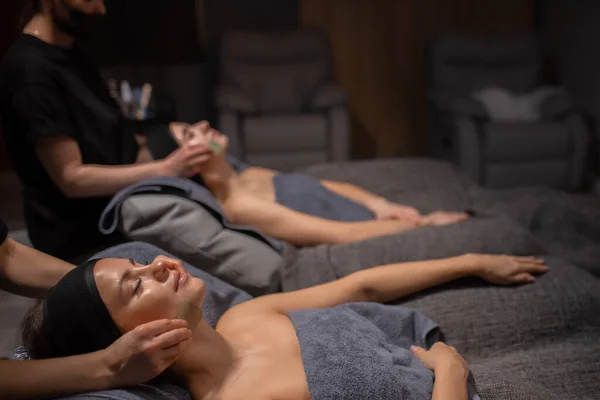 Twee aantrekkelijke dames genieten van spa procedures — Stockfoto