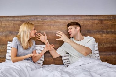 Mutsuz beyaz çift evde kavga ediyor.