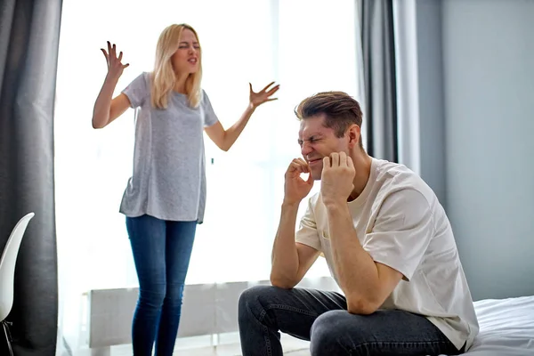 Мужчина не хочет слушать кричащую жену — стоковое фото