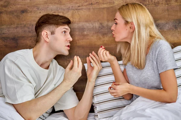 Schönes junges Paar hat morgens emotionalen Streit zu Hause — Stockfoto