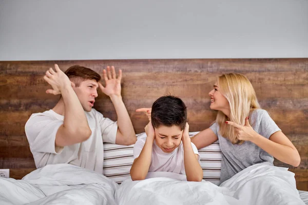 Kind hat emotionalen Stress und eine gebrochene Psyche nach Streitigkeiten der Eltern — Stockfoto
