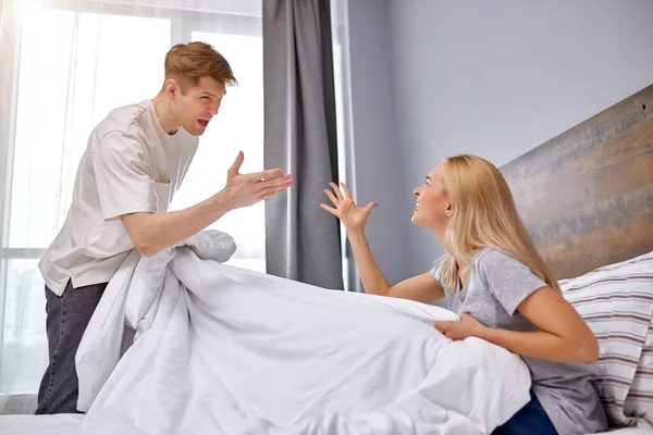 Mann und Frau können das Bett nicht teilen — Stockfoto