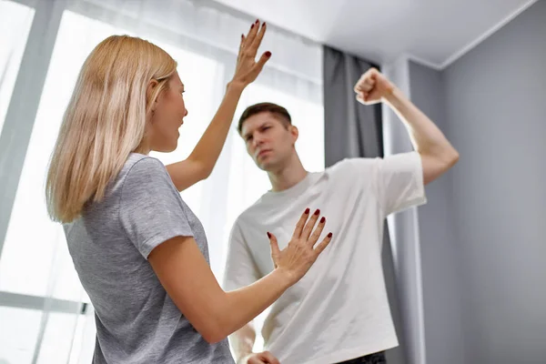 Violencia doméstica, el hombre levanta la mano a la esposa — Foto de Stock