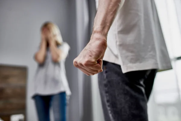 Close-up foto van mannelijke vuist, boze man en bange vrouw — Stockfoto