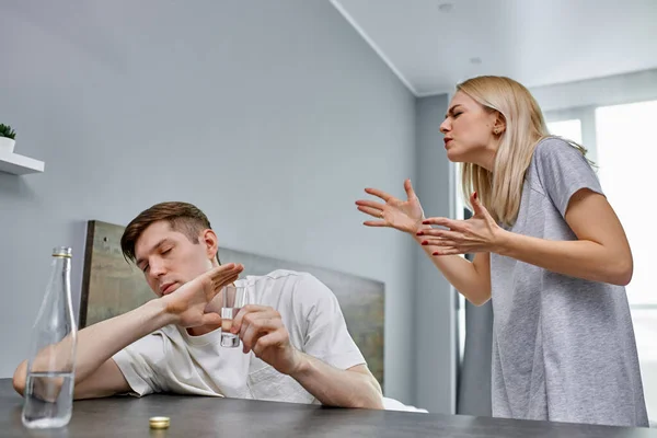 Esposa marido cansado alcohólico — Foto de Stock