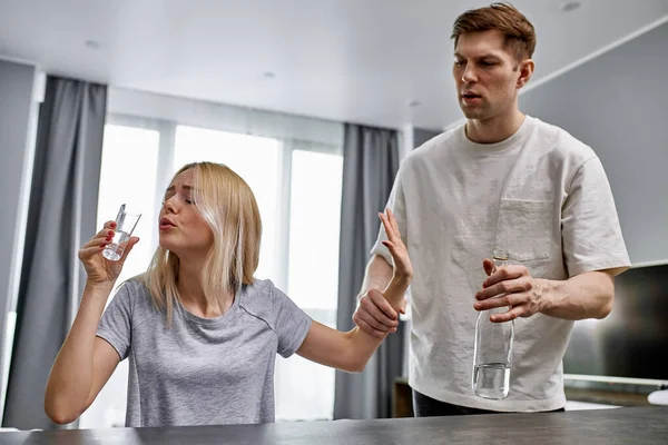 Alkohol aufhören Mann versucht, seine Frau vom Trinken abzuhalten — Stockfoto