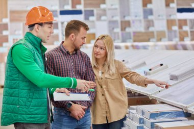 cana yakın depo çalışanı müşterilere danışır ve yardım eder