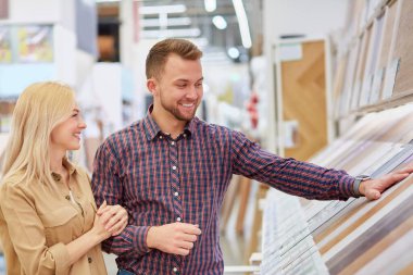 Evli çift birlikte alışveriş yapıyor.