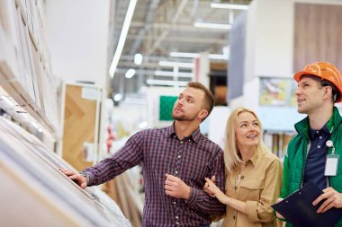 Depo çalışanı, müşterilere belge kullanmada yardım et