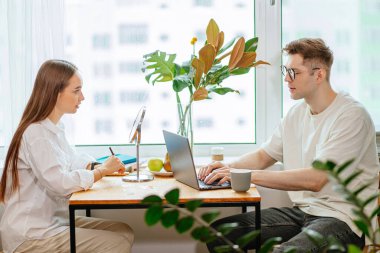 Evli çift evde birlikte mutlu.