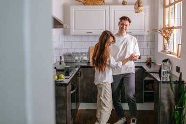 Mutlu evli çift evde dans etmeyi sever.