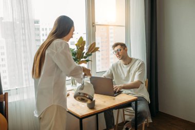 Nazik bir kadın kocasına işteyken lezzetli bir çay ikram eder.