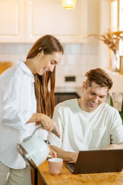 Nazik bir eş kocaya iş sırasında çay ikram etmek ister.