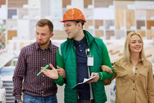 Ehepaar will Ware auf den Markt bringen — Stockfoto