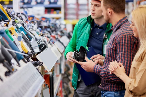 Mann steht für funktionierende Ausrüstung für Kunden — Stockfoto