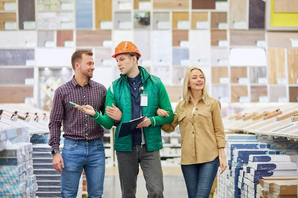 Paar genießt Shopping mit leutseligem und freundlichem Personal — Stockfoto