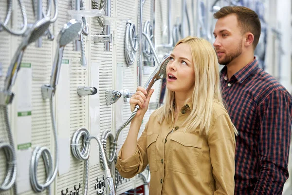 Vrolijk koppel lachen, veel plezier in de winkel — Stockfoto