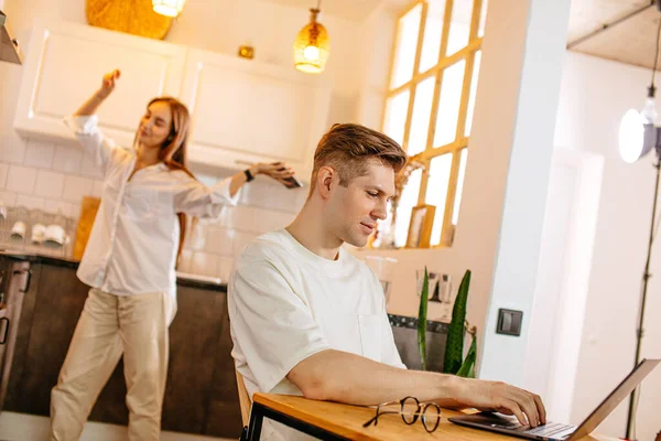 Homem caucasiano desenvolve novo projeto de startup em casa — Fotografia de Stock